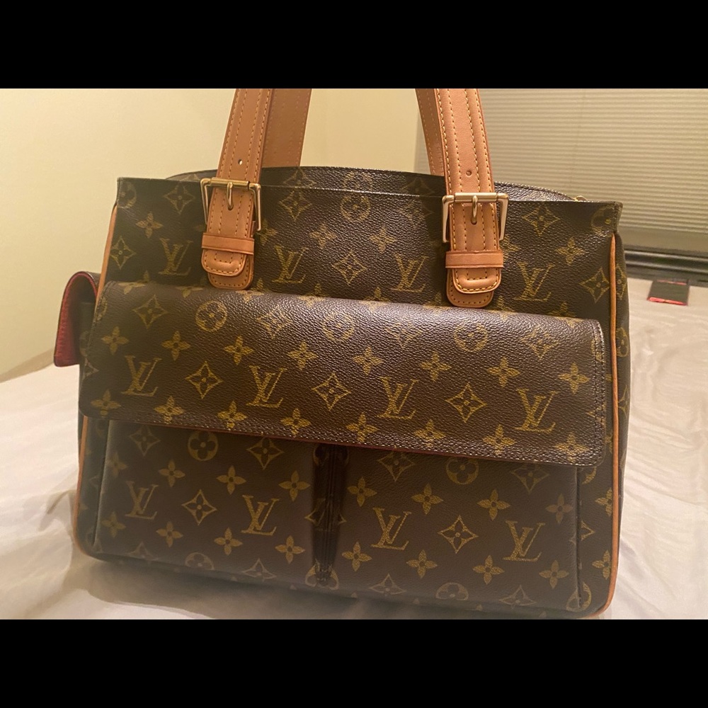 AUTHENTIC LOUIS VUITTON BAG!